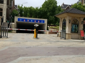 張家港伊頓花園別墅現場案例車牌識別加廣告道閘，人行通道閘（護外人臉識別加擺閘